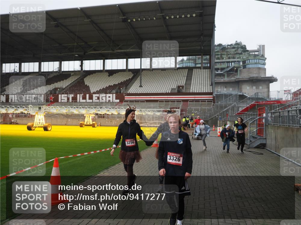 07.12.2025 - St. Pauli X-Mass-Run No. 15 Fabian Wolf http://msf.ph/oto/9417277 07.12.2025 11:16:21 Ziel 1800, 1802, 1821, 1825, 3241, 3256, 3326 meine-sportfotos.de
