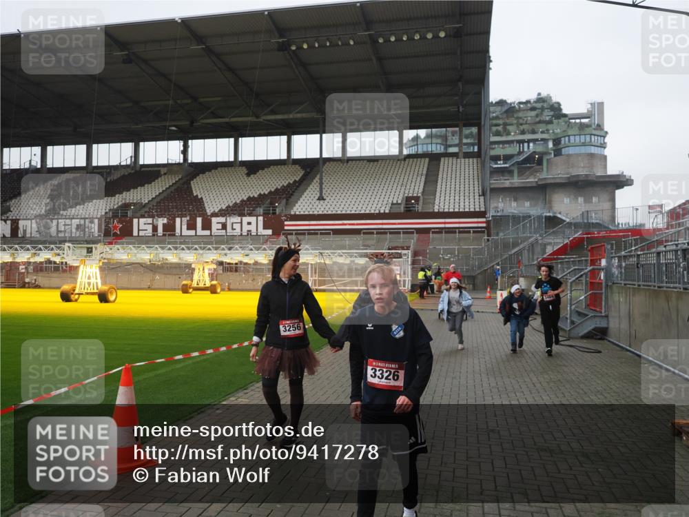 07.12.2025 - St. Pauli X-Mass-Run No. 15 Fabian Wolf http://msf.ph/oto/9417278 07.12.2025 11:16:21 Ziel 1800, 1802, 1821, 1825, 3241, 3256, 3326 meine-sportfotos.de