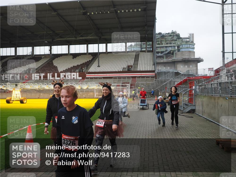 07.12.2025 - St. Pauli X-Mass-Run No. 15 Fabian Wolf http://msf.ph/oto/9417283 07.12.2025 11:16:22 Ziel 1800, 1802, 1821, 1825, 3241, 3256, 3326 meine-sportfotos.de