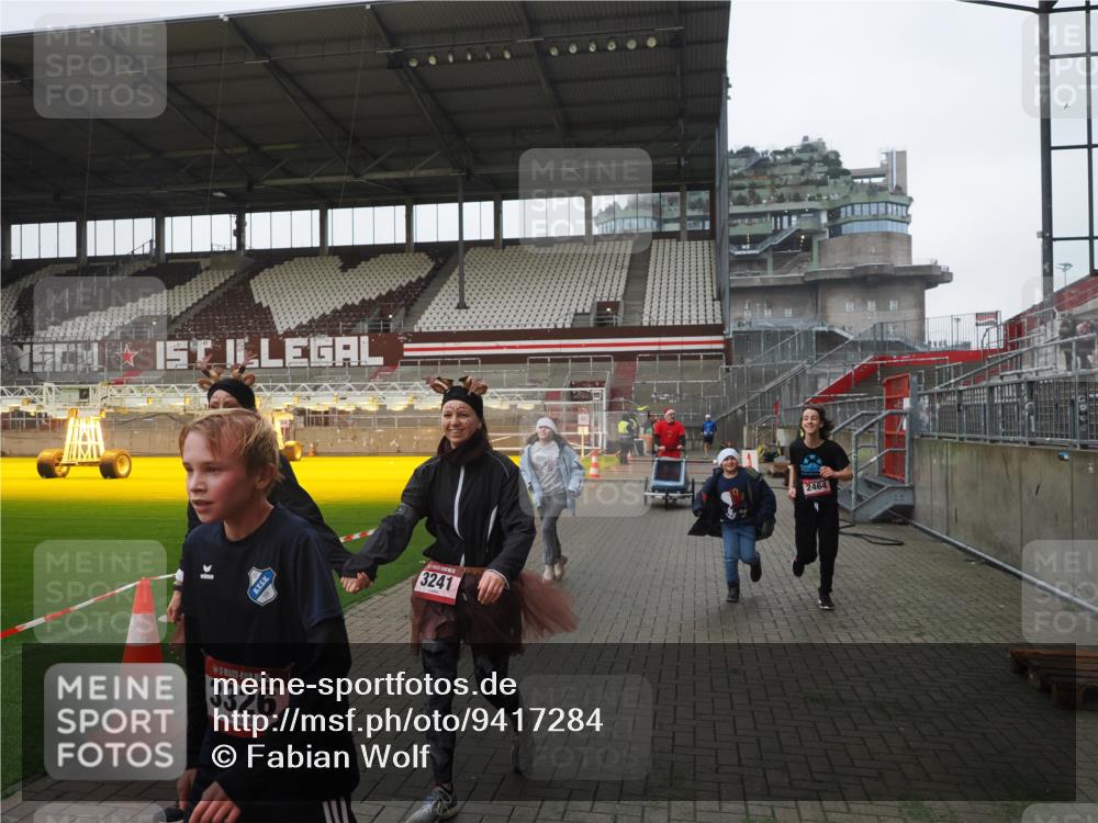 07.12.2025 - St. Pauli X-Mass-Run No. 15 Fabian Wolf http://msf.ph/oto/9417284 07.12.2025 11:16:22 Ziel 1800, 1802, 1821, 1825, 3241, 3256, 3326 meine-sportfotos.de
