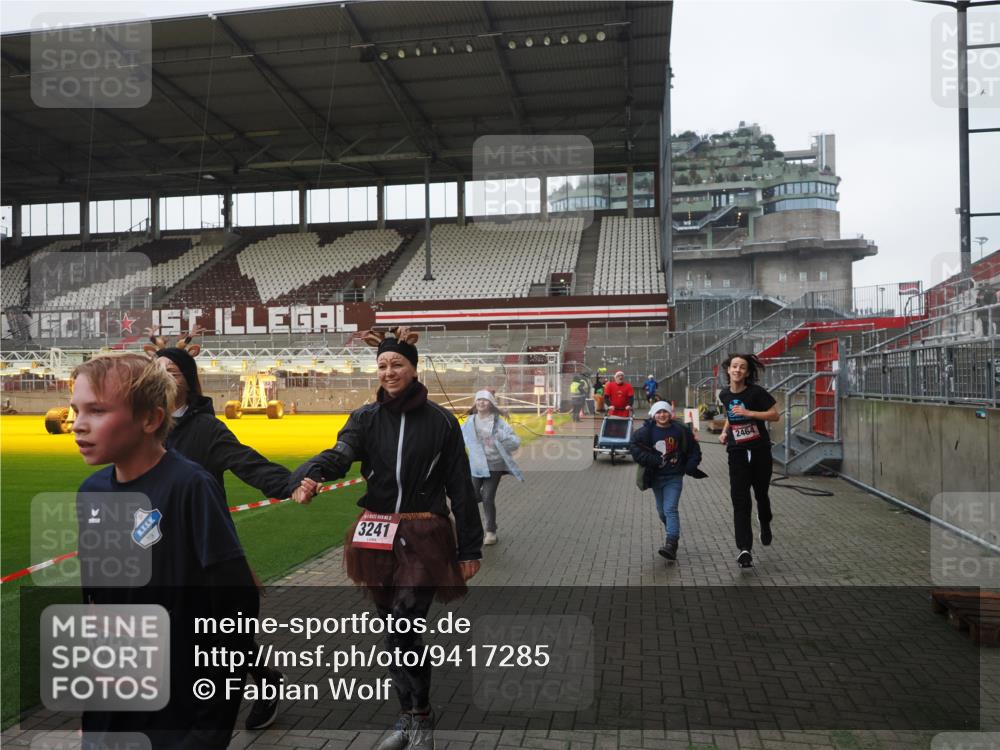 07.12.2025 - St. Pauli X-Mass-Run No. 15 Fabian Wolf http://msf.ph/oto/9417285 07.12.2025 11:16:22 Ziel 1800, 1802, 1821, 1825, 3241, 3256, 3326 meine-sportfotos.de