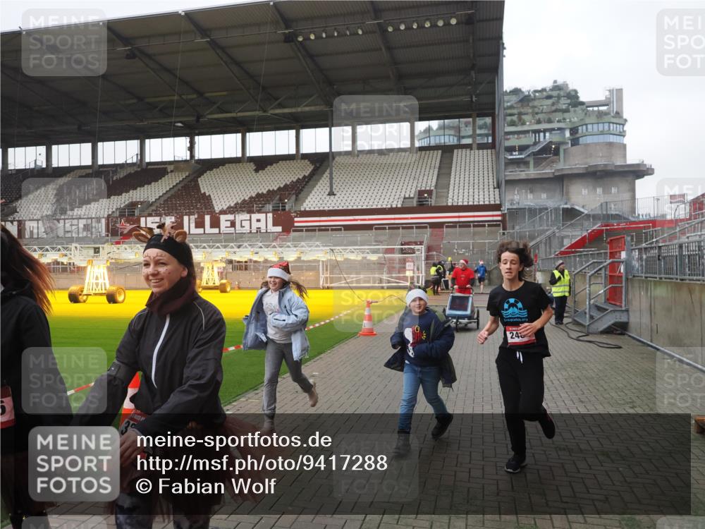 07.12.2025 - St. Pauli X-Mass-Run No. 15 Fabian Wolf http://msf.ph/oto/9417288 07.12.2025 11:16:23 Ziel 1800, 1802, 1821, 1825, 3241, 3256 meine-sportfotos.de