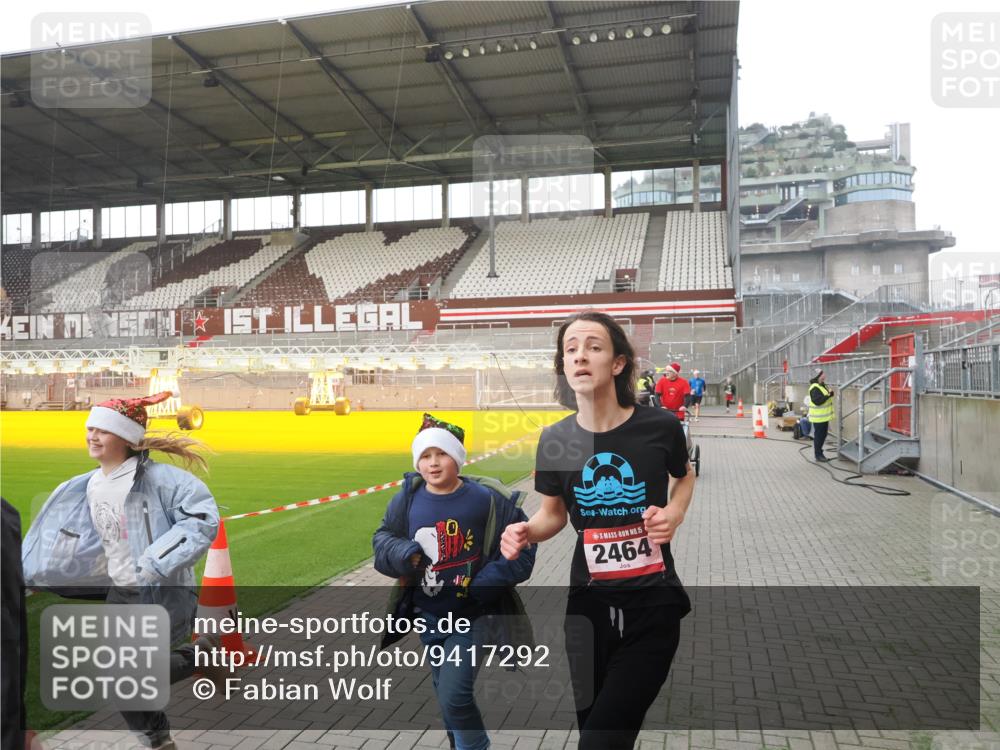 07.12.2025 - St. Pauli X-Mass-Run No. 15 Fabian Wolf http://msf.ph/oto/9417292 07.12.2025 11:16:24 Ziel 1800, 1802, 3241, 3256 meine-sportfotos.de