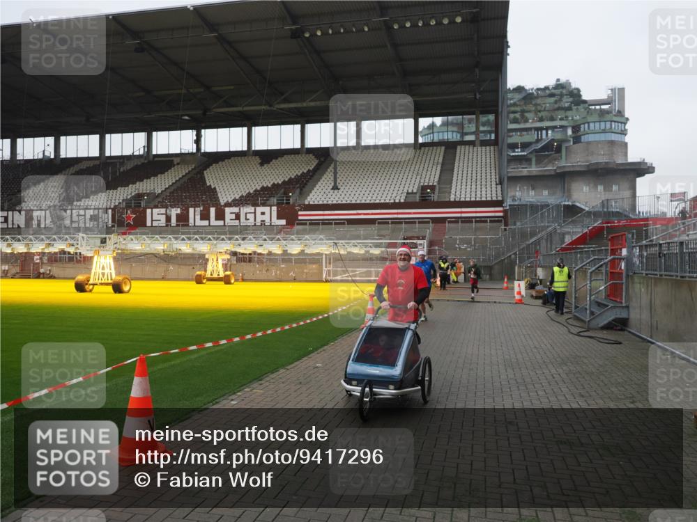 07.12.2025 - St. Pauli X-Mass-Run No. 15 Fabian Wolf http://msf.ph/oto/9417296 07.12.2025 11:16:28 Ziel 1017, 1350 meine-sportfotos.de