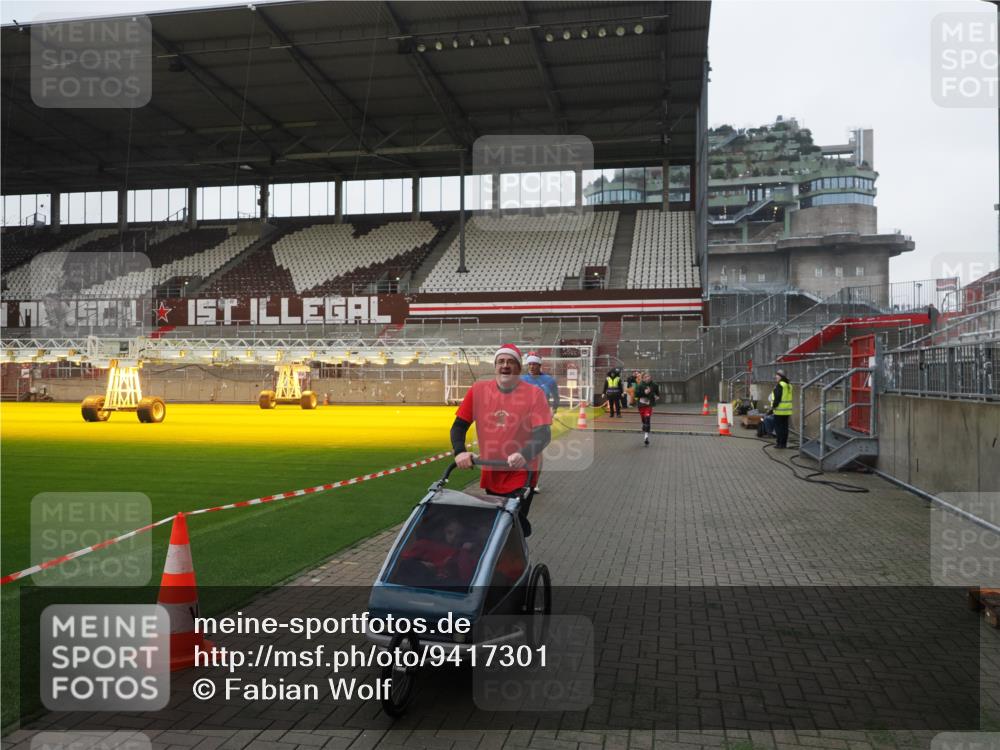 07.12.2025 - St. Pauli X-Mass-Run No. 15 Fabian Wolf http://msf.ph/oto/9417301 07.12.2025 11:16:29 Ziel 1017, 1350 meine-sportfotos.de