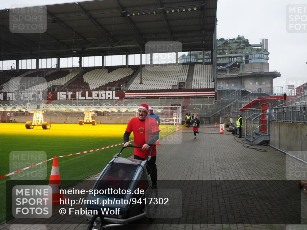 07.12.2025 - St. Pauli X-Mass-Run No. 15 Fabian Wolf http://msf.ph/oto/9417302 07.12.2025 11:16:30 Ziel 1017, 1350 meine-sportfotos.de