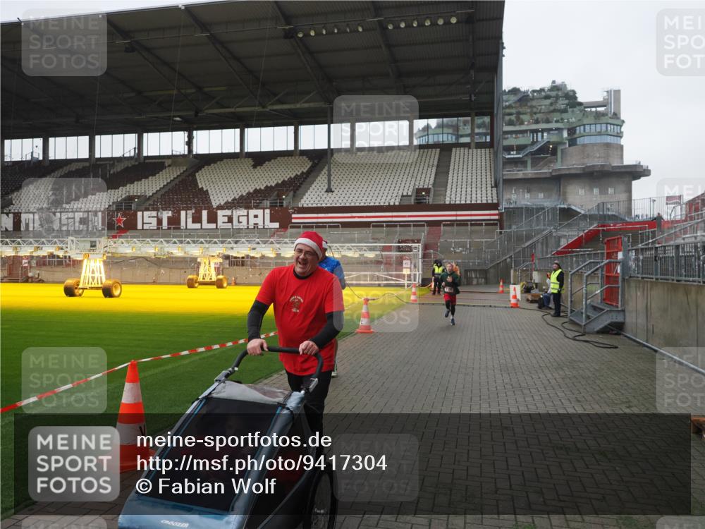 07.12.2025 - St. Pauli X-Mass-Run No. 15 Fabian Wolf http://msf.ph/oto/9417304 07.12.2025 11:16:30 Ziel 1017, 1350 meine-sportfotos.de