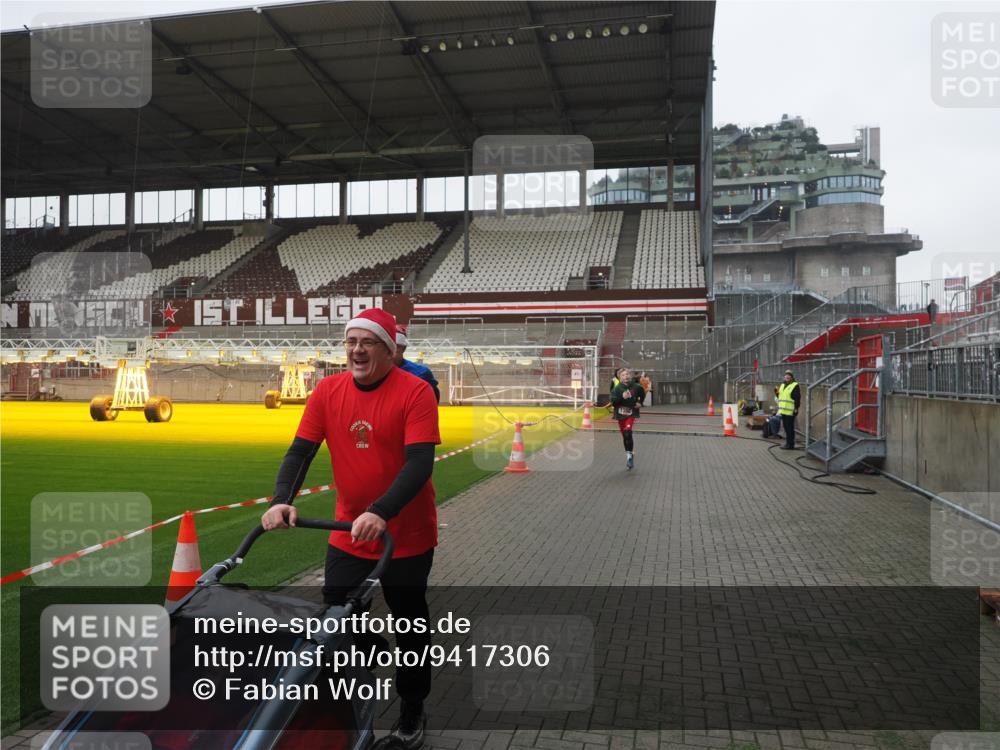 07.12.2025 - St. Pauli X-Mass-Run No. 15 Fabian Wolf http://msf.ph/oto/9417306 07.12.2025 11:16:30 Ziel 1017, 1350 meine-sportfotos.de