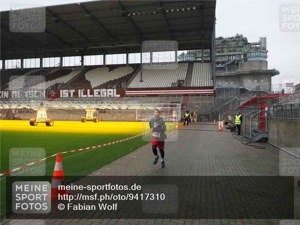 07.12.2025 - St. Pauli X-Mass-Run No. 15 Fabian Wolf http://msf.ph/oto/9417310 07.12.2025 11:16:32 Ziel 1017, 1350 meine-sportfotos.de