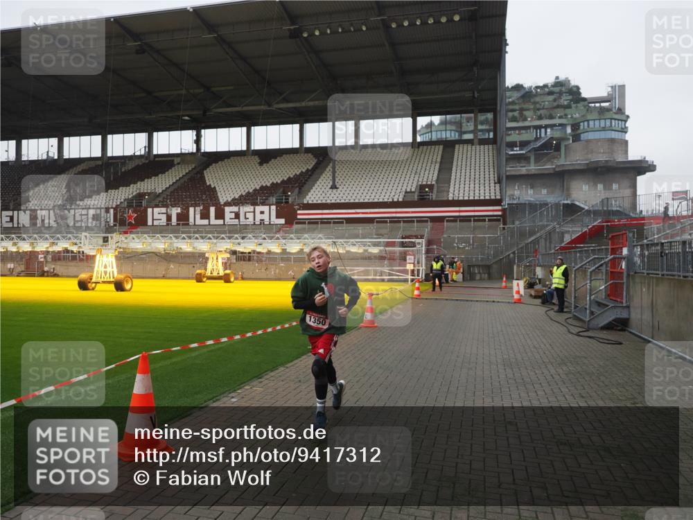 07.12.2025 - St. Pauli X-Mass-Run No. 15 Fabian Wolf http://msf.ph/oto/9417312 07.12.2025 11:16:32 Ziel 1017, 1350 meine-sportfotos.de