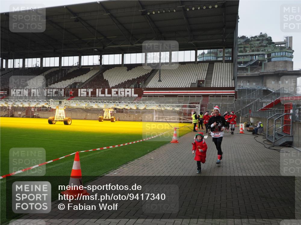 07.12.2025 - St. Pauli X-Mass-Run No. 15 Fabian Wolf http://msf.ph/oto/9417340 07.12.2025 11:17:17 Ziel 1122, 1125, 1127, 1130, 1340, 1529, 1531, 1686, 2766 meine-sportfotos.de