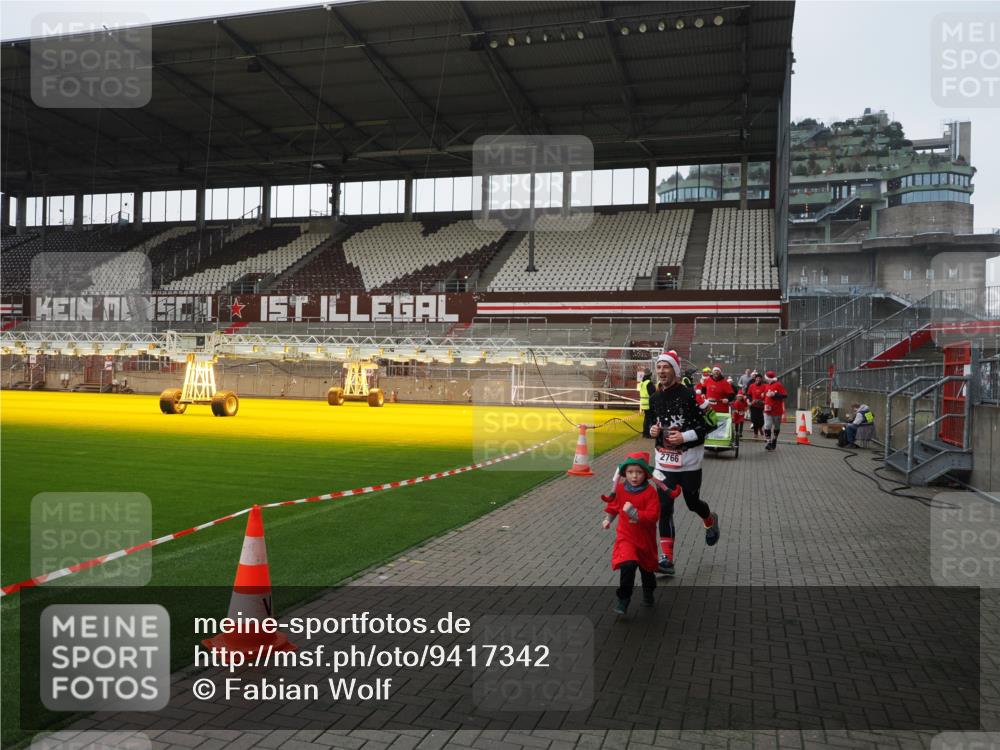07.12.2025 - St. Pauli X-Mass-Run No. 15 Fabian Wolf http://msf.ph/oto/9417342 07.12.2025 11:17:18 Ziel 1122, 1125, 1127, 1130, 1340, 1529, 1531, 1686, 2766, 2846, 2849 meine-sportfotos.de