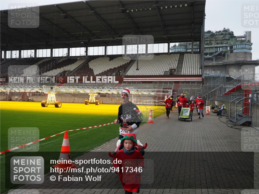 07.12.2025 - St. Pauli X-Mass-Run No. 15 Fabian Wolf http://msf.ph/oto/9417346 07.12.2025 11:17:18 Ziel 1122, 1125, 1127, 1130, 1340, 1529, 1531, 1686, 2766, 2846, 2849 meine-sportfotos.de