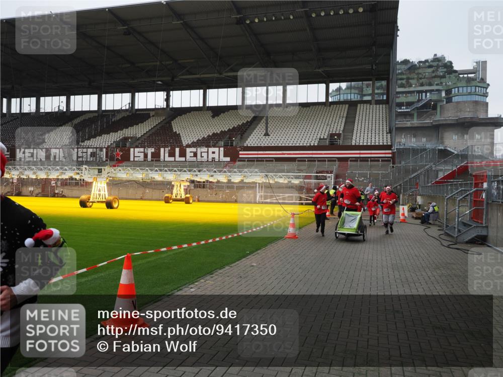 07.12.2025 - St. Pauli X-Mass-Run No. 15 Fabian Wolf http://msf.ph/oto/9417350 07.12.2025 11:17:19 Ziel 551, 1122, 1125, 1127, 1130, 1340, 1529, 1531, 1686, 2766, 2846, 2849 meine-sportfotos.de