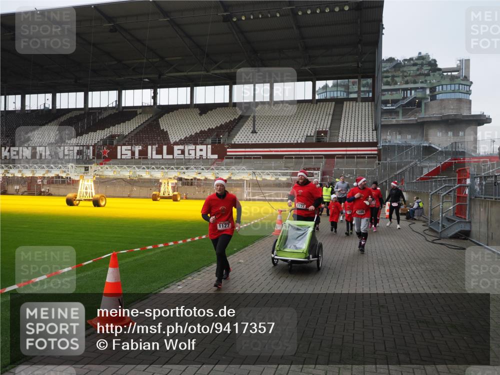 07.12.2025 - St. Pauli X-Mass-Run No. 15 Fabian Wolf http://msf.ph/oto/9417357 07.12.2025 11:17:21 Ziel 551, 1122, 1125, 1127, 1130, 1340, 1529, 1531, 1686, 2477, 2766, 2846, 2849 meine-sportfotos.de