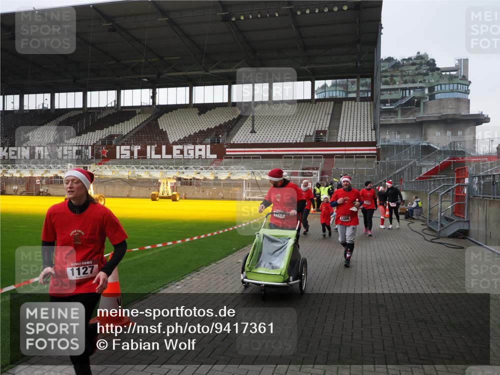 07.12.2025 - St. Pauli X-Mass-Run No. 15 Fabian Wolf http://msf.ph/oto/9417361 07.12.2025 11:17:22 Ziel 551, 1122, 1125, 1127, 1130, 1340, 1529, 1531, 1686, 2477, 2766, 2846, 2849 meine-sportfotos.de
