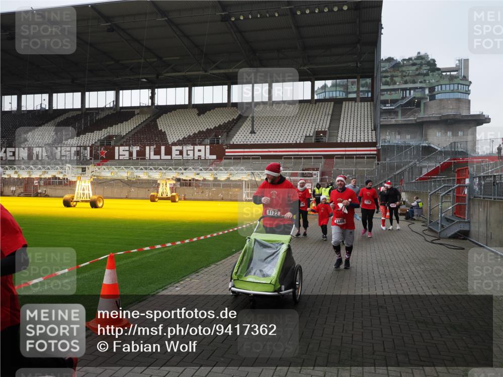 07.12.2025 - St. Pauli X-Mass-Run No. 15 Fabian Wolf http://msf.ph/oto/9417362 07.12.2025 11:17:22 Ziel 551, 1122, 1125, 1127, 1130, 1340, 1529, 1531, 1686, 2477, 2766, 2846, 2849 meine-sportfotos.de