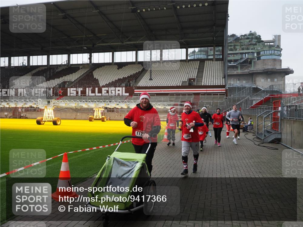 07.12.2025 - St. Pauli X-Mass-Run No. 15 Fabian Wolf http://msf.ph/oto/9417366 07.12.2025 11:17:23 Ziel 551, 1122, 1125, 1127, 1130, 1340, 1529, 1531, 1686, 2477, 2766, 2846, 2849 meine-sportfotos.de