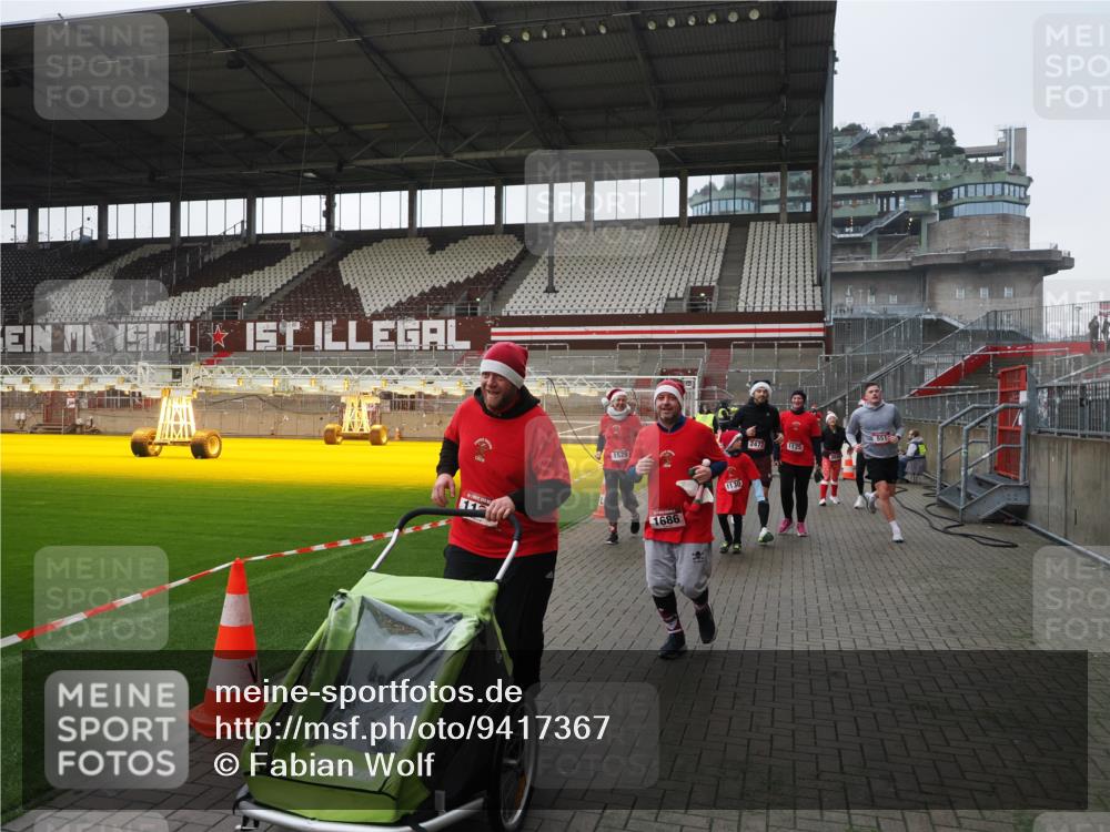 07.12.2025 - St. Pauli X-Mass-Run No. 15 Fabian Wolf http://msf.ph/oto/9417367 07.12.2025 11:17:23 Ziel 551, 1122, 1125, 1127, 1130, 1340, 1529, 1531, 1686, 2477, 2766, 2846, 2849 meine-sportfotos.de