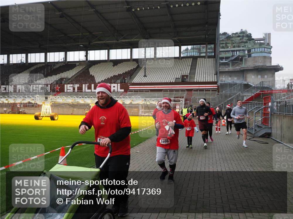 07.12.2025 - St. Pauli X-Mass-Run No. 15 Fabian Wolf http://msf.ph/oto/9417369 07.12.2025 11:17:24 Ziel 551, 1122, 1125, 1127, 1130, 1340, 1529, 1531, 1686, 2477, 2766, 2846, 2849 meine-sportfotos.de