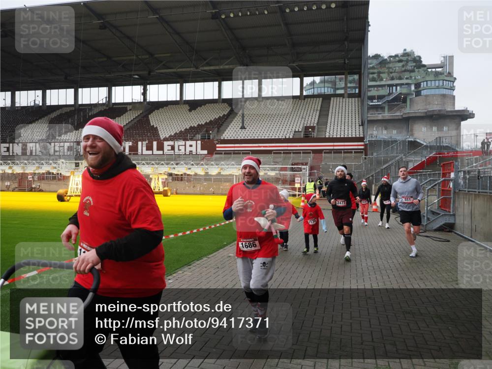 07.12.2025 - St. Pauli X-Mass-Run No. 15 Fabian Wolf http://msf.ph/oto/9417371 07.12.2025 11:17:24 Ziel 551, 1122, 1125, 1127, 1130, 1340, 1529, 1531, 1686, 2477, 2766, 2846, 2849 meine-sportfotos.de