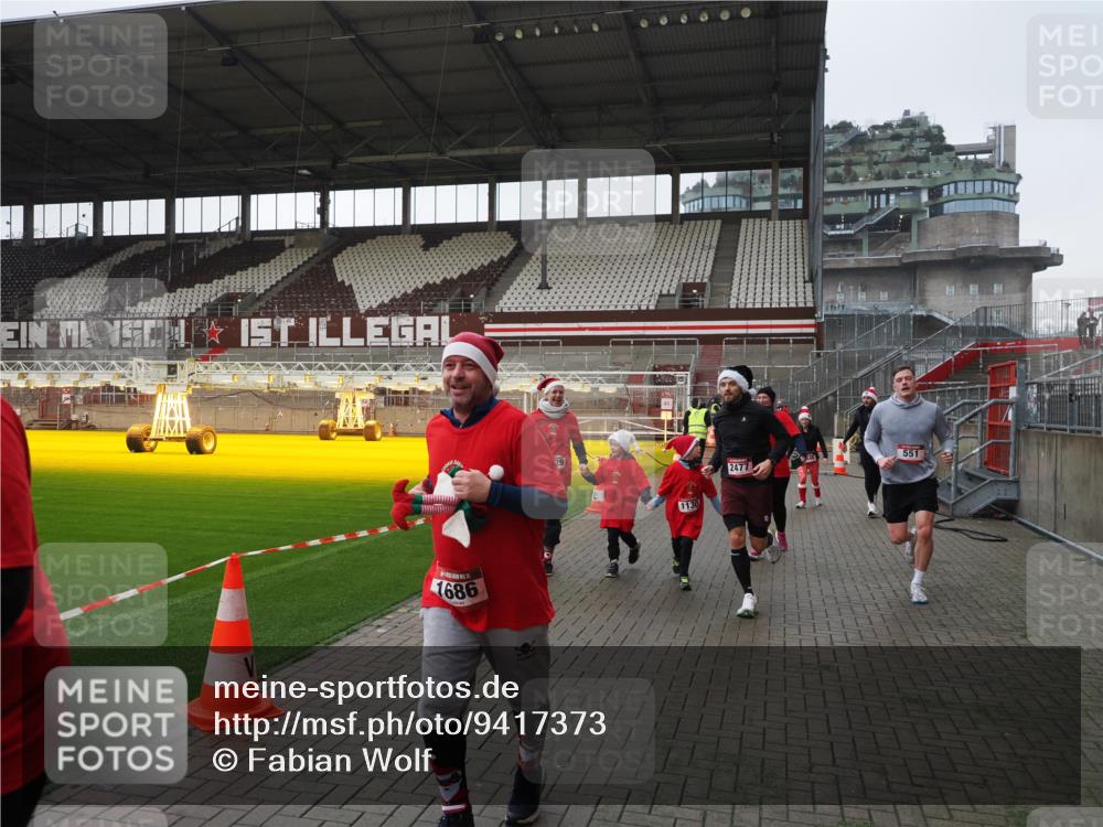 07.12.2025 - St. Pauli X-Mass-Run No. 15 Fabian Wolf http://msf.ph/oto/9417373 07.12.2025 11:17:25 Ziel 551, 1122, 1125, 1127, 1130, 1340, 1529, 1531, 1686, 2477, 2766, 2846, 2849 meine-sportfotos.de