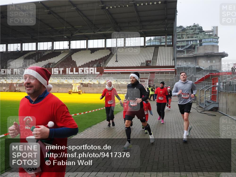 07.12.2025 - St. Pauli X-Mass-Run No. 15 Fabian Wolf http://msf.ph/oto/9417376 07.12.2025 11:17:25 Ziel 551, 1122, 1125, 1127, 1130, 1340, 1529, 1531, 1686, 2477, 2766, 2846, 2849 meine-sportfotos.de