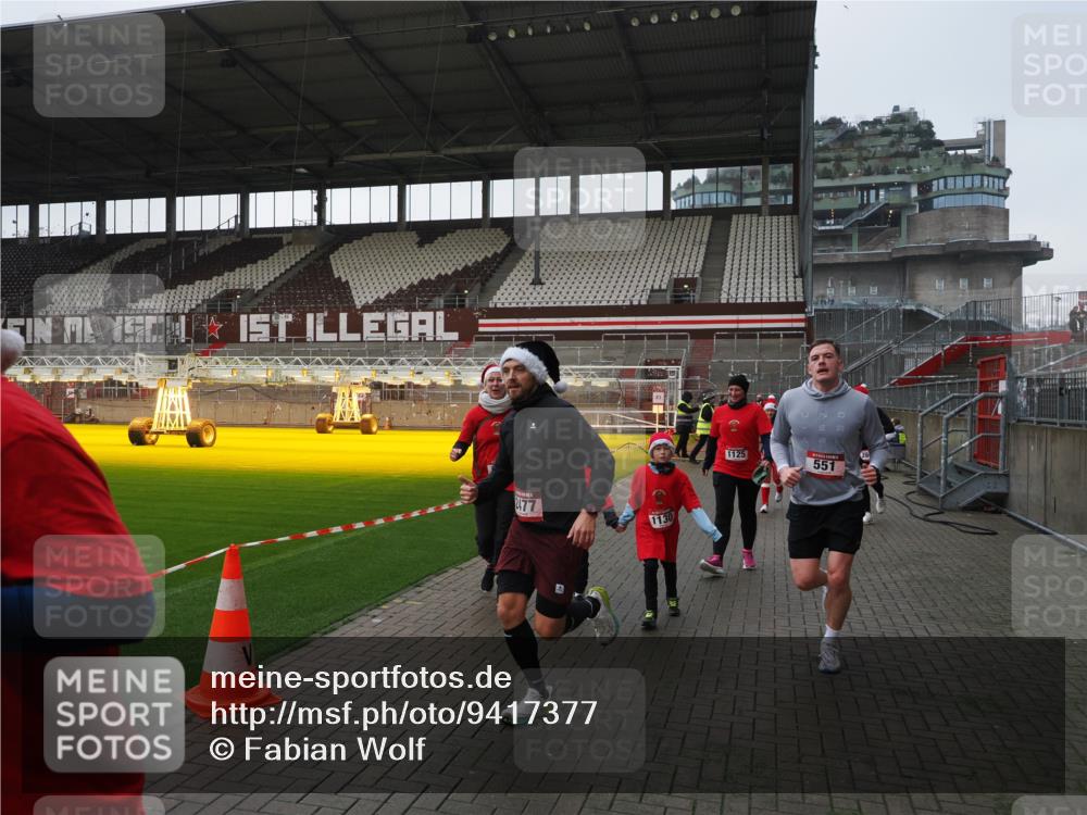 07.12.2025 - St. Pauli X-Mass-Run No. 15 Fabian Wolf http://msf.ph/oto/9417377 07.12.2025 11:17:25 Ziel 551, 1122, 1125, 1127, 1130, 1340, 1529, 1531, 1686, 2477, 2766, 2846, 2849 meine-sportfotos.de