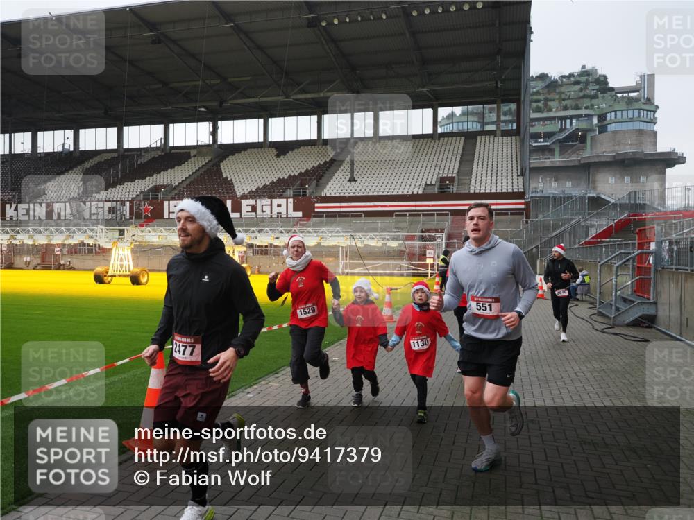 07.12.2025 - St. Pauli X-Mass-Run No. 15 Fabian Wolf http://msf.ph/oto/9417379 07.12.2025 11:17:26 Ziel 551, 1122, 1125, 1127, 1130, 1340, 1529, 1531, 1686, 2477, 2766, 2846, 2849 meine-sportfotos.de