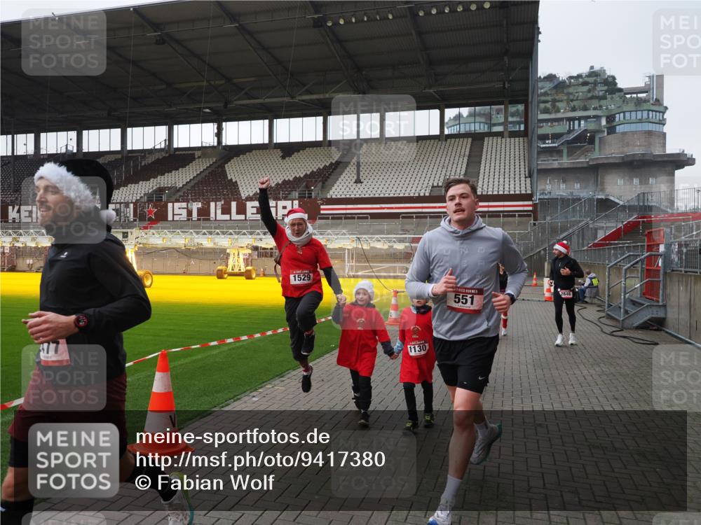 07.12.2025 - St. Pauli X-Mass-Run No. 15 Fabian Wolf http://msf.ph/oto/9417380 07.12.2025 11:17:26 Ziel 551, 1122, 1125, 1127, 1130, 1340, 1529, 1531, 1686, 2477, 2766, 2846, 2849 meine-sportfotos.de
