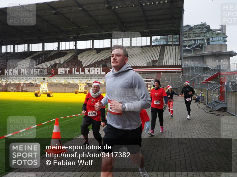 07.12.2025 - St. Pauli X-Mass-Run No. 15 Fabian Wolf http://msf.ph/oto/9417382 07.12.2025 11:17:26 Ziel 551, 1122, 1125, 1127, 1130, 1340, 1529, 1531, 1686, 2477, 2766, 2846, 2849 meine-sportfotos.de