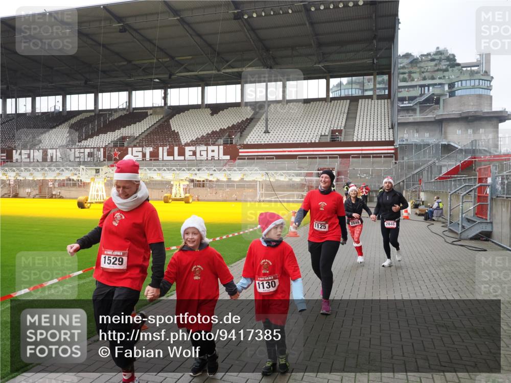 07.12.2025 - St. Pauli X-Mass-Run No. 15 Fabian Wolf http://msf.ph/oto/9417385 07.12.2025 11:17:27 Ziel 551, 1122, 1125, 1127, 1130, 1340, 1529, 1531, 1686, 2477, 2766, 2846, 2849 meine-sportfotos.de