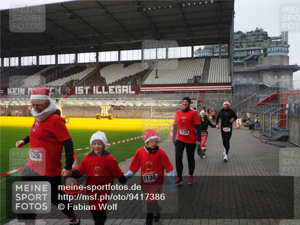 07.12.2025 - St. Pauli X-Mass-Run No. 15 Fabian Wolf http://msf.ph/oto/9417386 07.12.2025 11:17:27 Ziel 551, 1122, 1125, 1127, 1130, 1340, 1529, 1531, 1686, 2477, 2766, 2846, 2849 meine-sportfotos.de