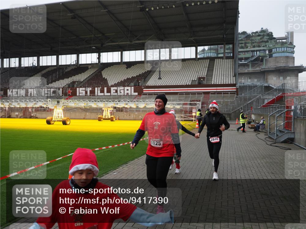 07.12.2025 - St. Pauli X-Mass-Run No. 15 Fabian Wolf http://msf.ph/oto/9417390 07.12.2025 11:17:28 Ziel 551, 1122, 1125, 1127, 1130, 1340, 1529, 1531, 1686, 2477, 2766, 2846, 2849 meine-sportfotos.de