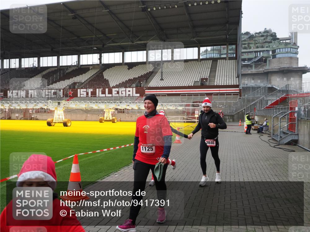 07.12.2025 - St. Pauli X-Mass-Run No. 15 Fabian Wolf http://msf.ph/oto/9417391 07.12.2025 11:17:28 Ziel 551, 1122, 1125, 1127, 1130, 1340, 1529, 1531, 1686, 2477, 2766, 2846, 2849 meine-sportfotos.de