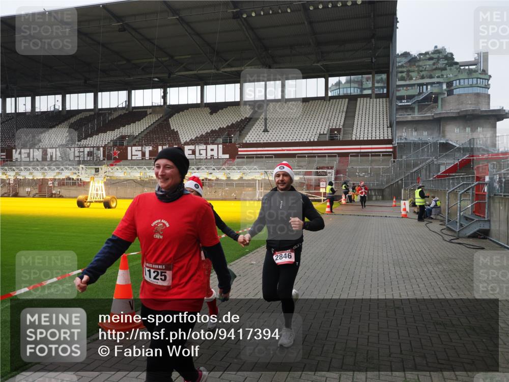 07.12.2025 - St. Pauli X-Mass-Run No. 15 Fabian Wolf http://msf.ph/oto/9417394 07.12.2025 11:17:29 Ziel 551, 845, 1122, 1125, 1127, 1130, 1340, 1529, 1531, 1686, 2477, 2766, 2846, 2849 meine-sportfotos.de