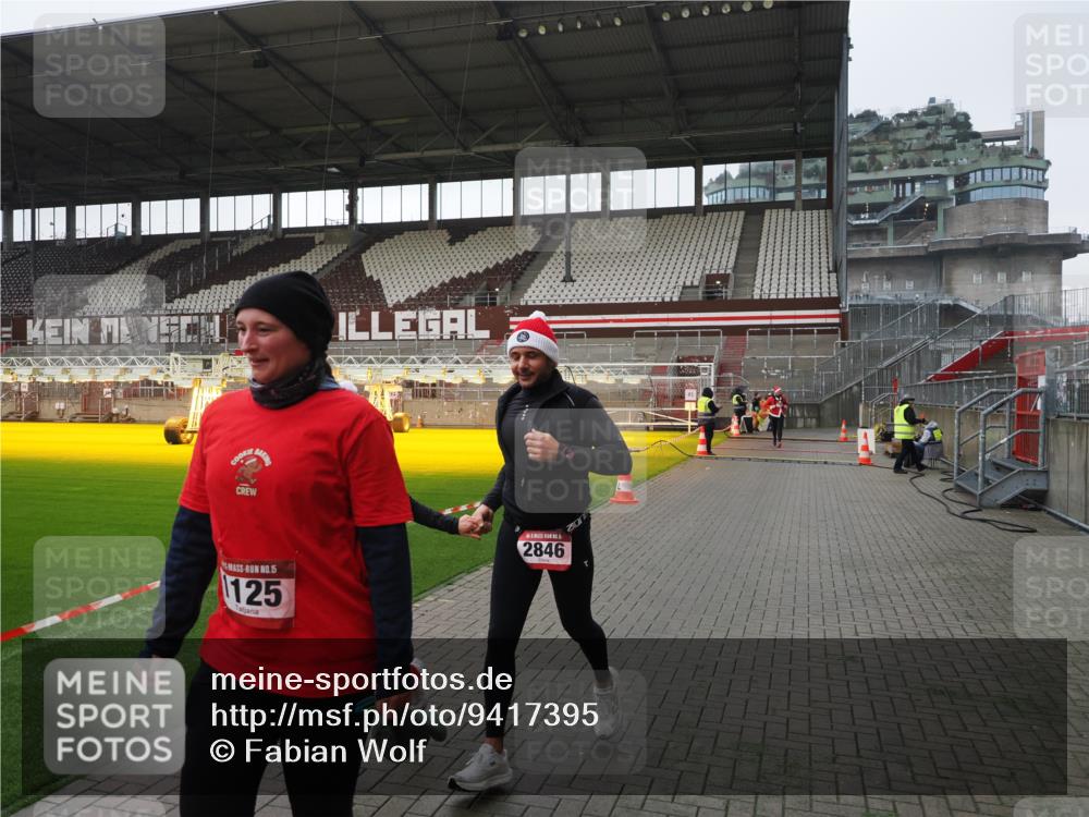 07.12.2025 - St. Pauli X-Mass-Run No. 15 Fabian Wolf http://msf.ph/oto/9417395 07.12.2025 11:17:29 Ziel 551, 845, 1122, 1125, 1127, 1130, 1340, 1529, 1531, 1686, 2477, 2766, 2846, 2849 meine-sportfotos.de