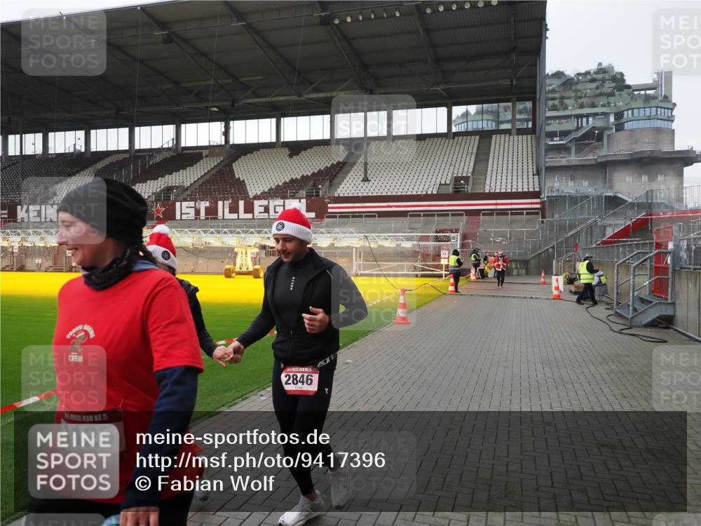 07.12.2025 - St. Pauli X-Mass-Run No. 15 Fabian Wolf http://msf.ph/oto/9417396 07.12.2025 11:17:29 Ziel 551, 845, 1122, 1125, 1127, 1130, 1340, 1529, 1531, 1686, 2477, 2766, 2846, 2849 meine-sportfotos.de