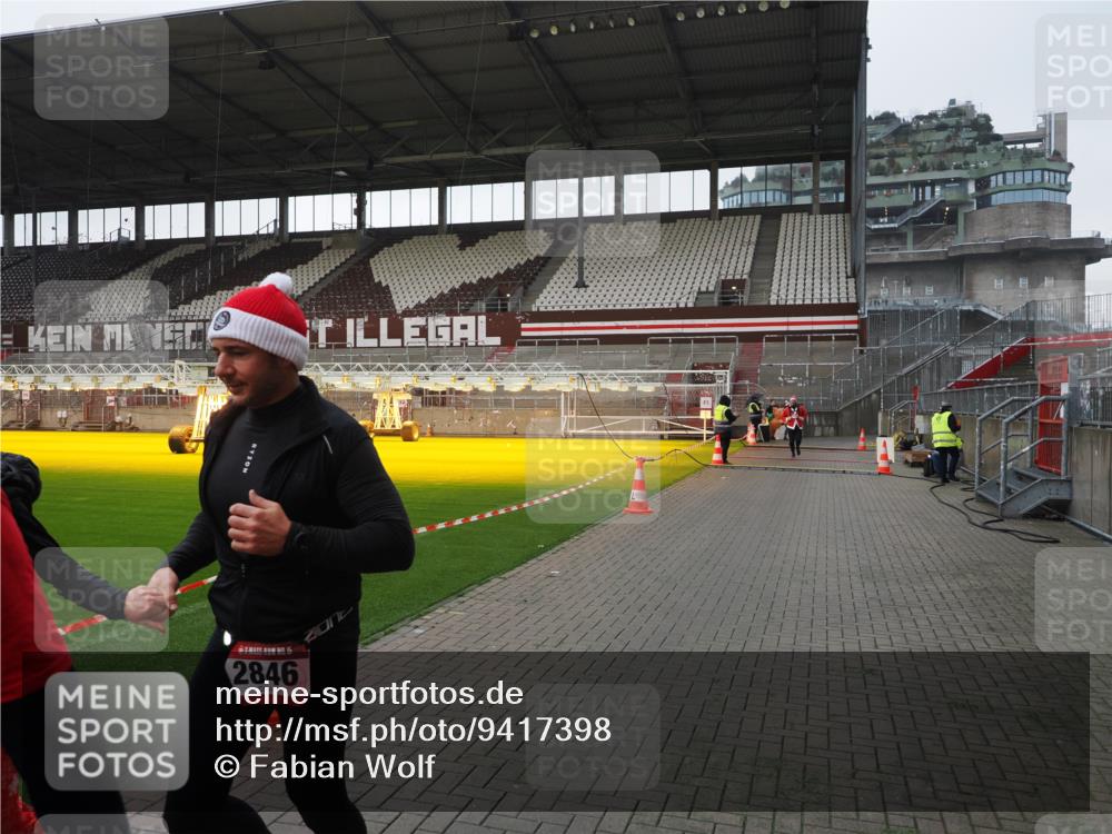07.12.2025 - St. Pauli X-Mass-Run No. 15 Fabian Wolf http://msf.ph/oto/9417398 07.12.2025 11:17:30 Ziel 551, 845, 1122, 1125, 1127, 1130, 1529, 1686, 2477, 2766, 2846, 2849 meine-sportfotos.de