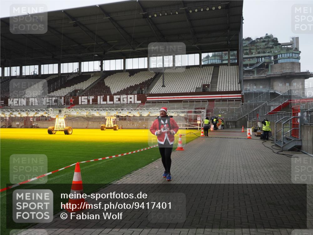 07.12.2025 - St. Pauli X-Mass-Run No. 15 Fabian Wolf http://msf.ph/oto/9417401 07.12.2025 11:17:39 Ziel 551, 845, 2477 meine-sportfotos.de