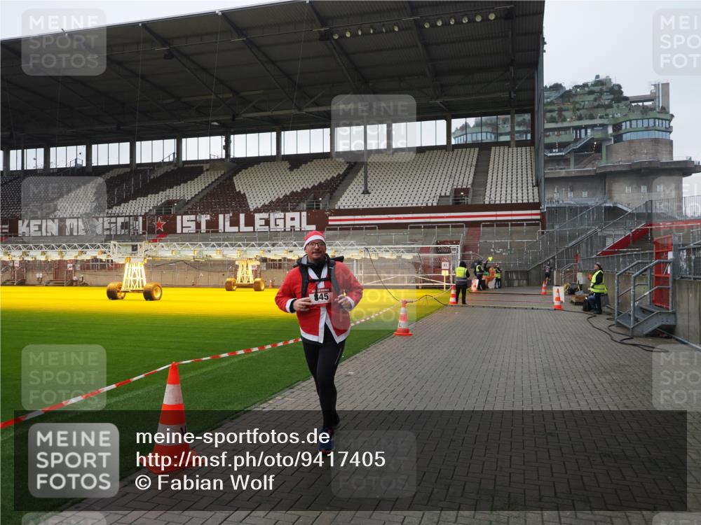 07.12.2025 - St. Pauli X-Mass-Run No. 15 Fabian Wolf http://msf.ph/oto/9417405 07.12.2025 11:17:39 Ziel 551, 845, 2477 meine-sportfotos.de