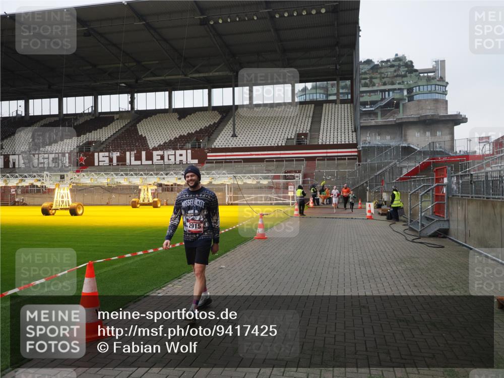 07.12.2025 - St. Pauli X-Mass-Run No. 15 Fabian Wolf http://msf.ph/oto/9417425 07.12.2025 11:17:59 Ziel 2915, 3221, 4627 meine-sportfotos.de