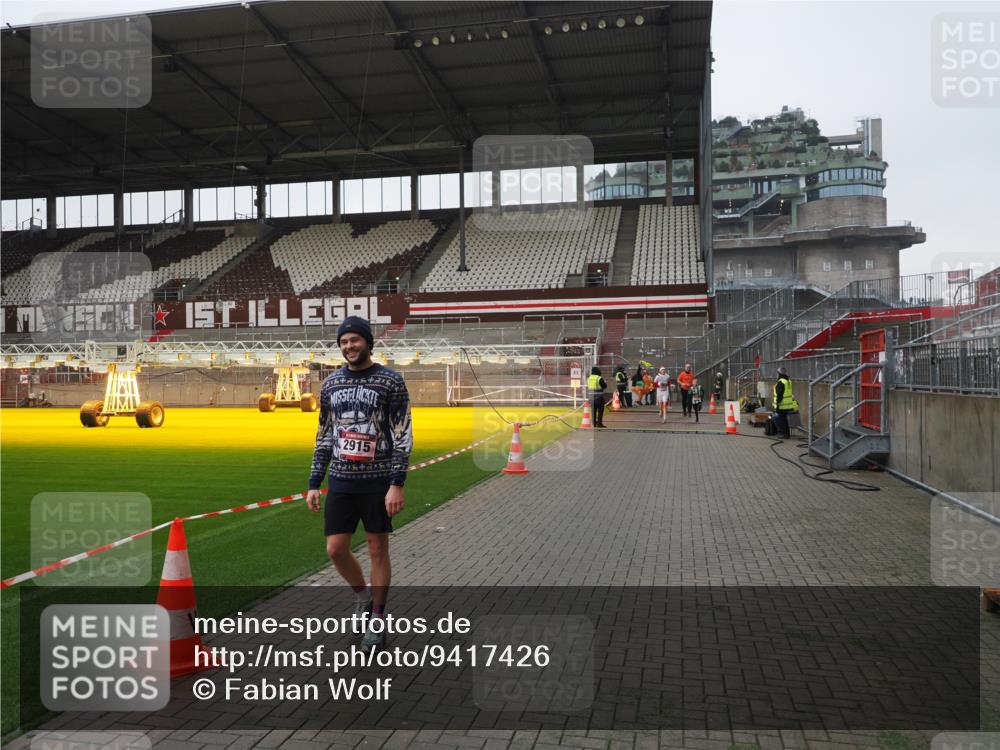 07.12.2025 - St. Pauli X-Mass-Run No. 15 Fabian Wolf http://msf.ph/oto/9417426 07.12.2025 11:18:00 Ziel 2915, 3221, 3327, 4627 meine-sportfotos.de
