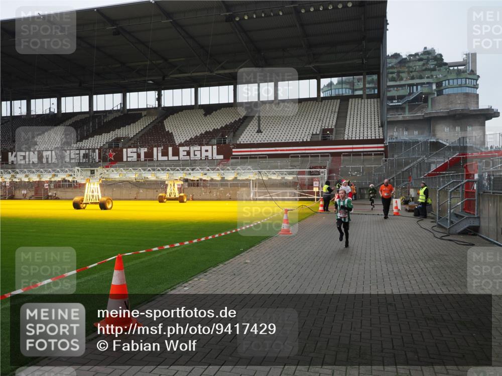 07.12.2025 - St. Pauli X-Mass-Run No. 15 Fabian Wolf http://msf.ph/oto/9417429 07.12.2025 11:18:04 Ziel 1325, 1348, 3221, 3327, 4627 meine-sportfotos.de