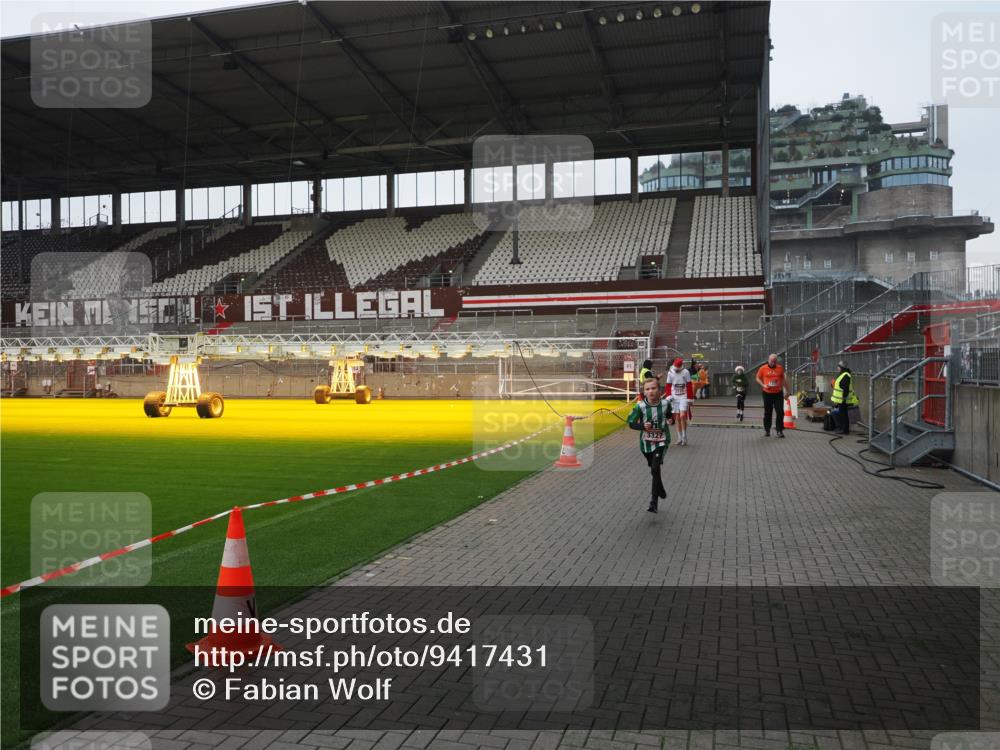 07.12.2025 - St. Pauli X-Mass-Run No. 15 Fabian Wolf http://msf.ph/oto/9417431 07.12.2025 11:18:04 Ziel 1325, 1348, 3221, 3327, 4627 meine-sportfotos.de