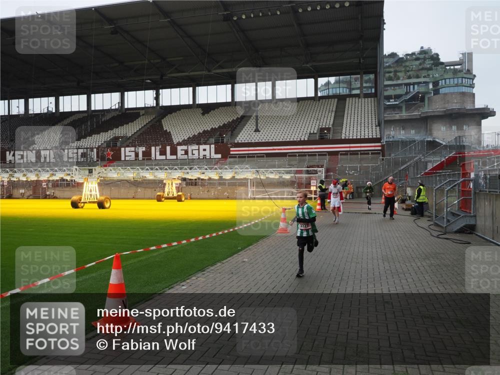 07.12.2025 - St. Pauli X-Mass-Run No. 15 Fabian Wolf http://msf.ph/oto/9417433 07.12.2025 11:18:04 Ziel 1325, 1348, 3221, 3327, 4627 meine-sportfotos.de