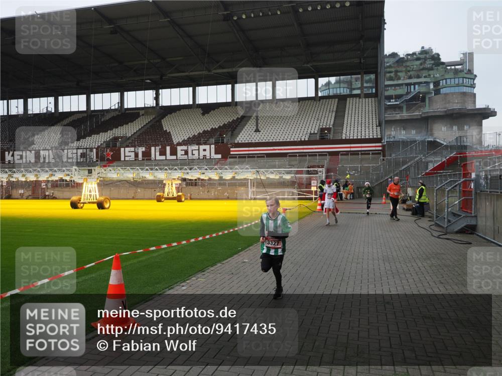 07.12.2025 - St. Pauli X-Mass-Run No. 15 Fabian Wolf http://msf.ph/oto/9417435 07.12.2025 11:18:05 Ziel 1325, 1348, 3221, 3327, 4627 meine-sportfotos.de