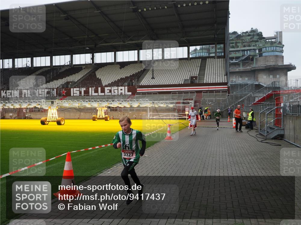 07.12.2025 - St. Pauli X-Mass-Run No. 15 Fabian Wolf http://msf.ph/oto/9417437 07.12.2025 11:18:05 Ziel 1325, 1348, 3221, 3327, 4627 meine-sportfotos.de