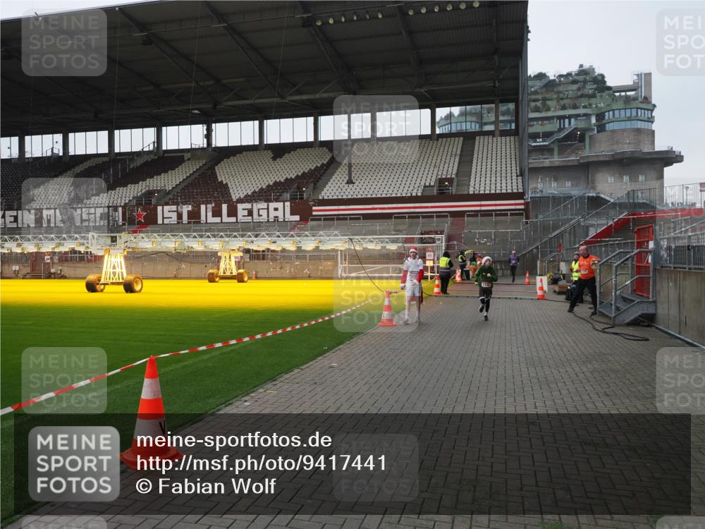 07.12.2025 - St. Pauli X-Mass-Run No. 15 Fabian Wolf http://msf.ph/oto/9417441 07.12.2025 11:18:07 Ziel 1325, 1348, 3221, 3327 meine-sportfotos.de