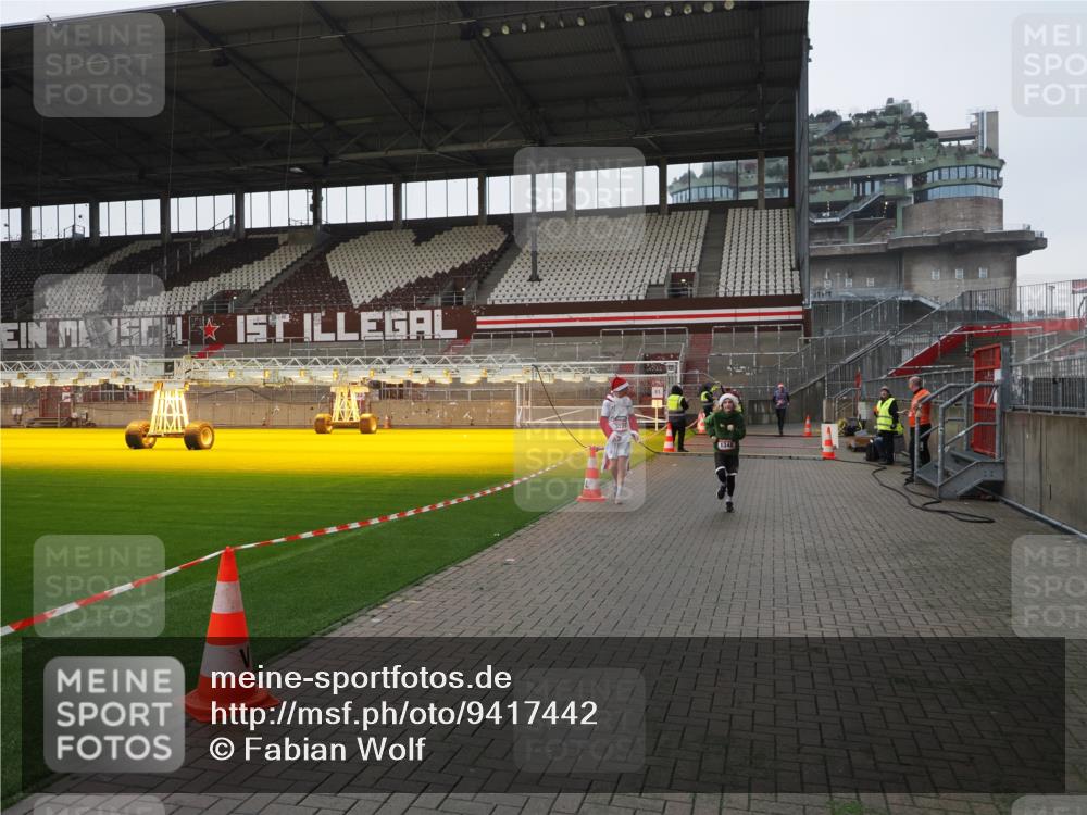 07.12.2025 - St. Pauli X-Mass-Run No. 15 Fabian Wolf http://msf.ph/oto/9417442 07.12.2025 11:18:07 Ziel 1325, 1348, 3221, 3327 meine-sportfotos.de